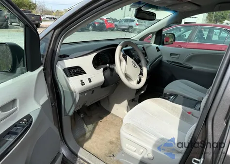 2012 Toyota Sienna Le z USA, uszkodzony, nr VIN 5TDKK3DC9CS257572